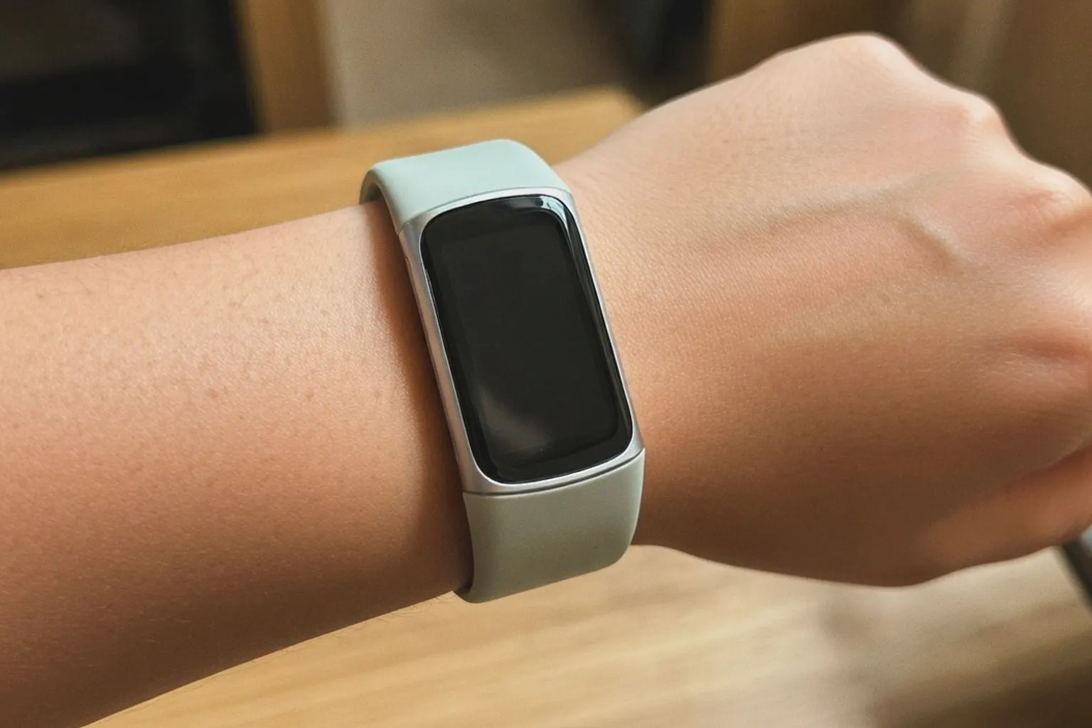 Почему Fitbit Charge 6 стал эталонным трекером для ежедневных тренировок